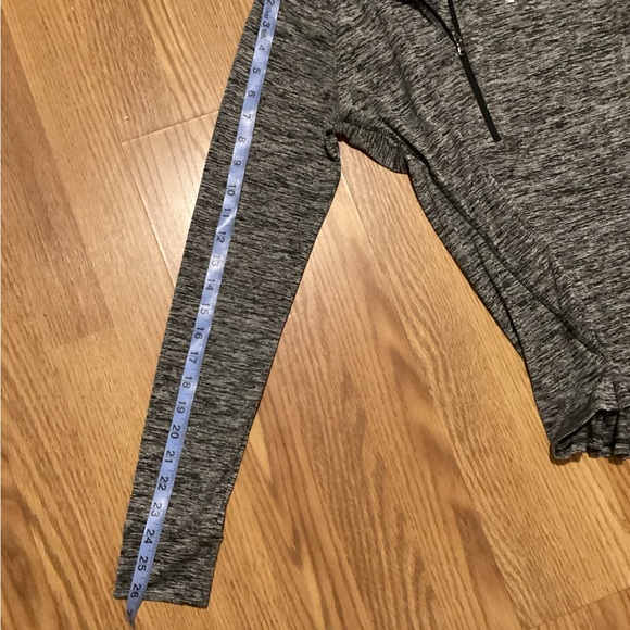 Women’s Gym sweaters size SM/P  brand heat gear color gray and white long sleeve - Picture 6 of 10